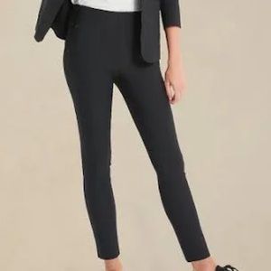 Banana Republic Petite High-Rise Skinny-Fit Packable Performance Pant. Size 6 P